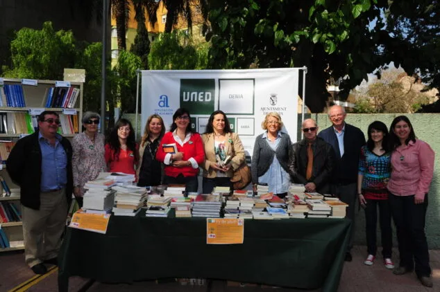 La UNED de Dénia reparte más de 1.500 libros a cambio de 1.500 kilos de comida 1 Celebración solidaria del Día del Libro en la UNED de Dénia 01