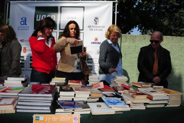 Celebración solidaria del Día del Libro en la UNED de Dénia 03