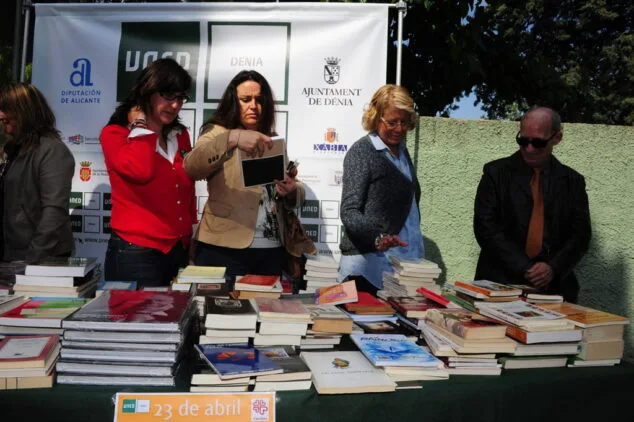 La UNED de Dénia reparte más de 1.500 libros a cambio de 1.500 kilos de comida 3 Celebración solidaria del Día del Libro en la UNED de Dénia 03