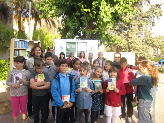 La UNED de Dénia reparte más de 1.500 libros a cambio de 1.500 kilos de comida 4 Celebración solidaria del Día del Libro en la UNED de Dénia 04