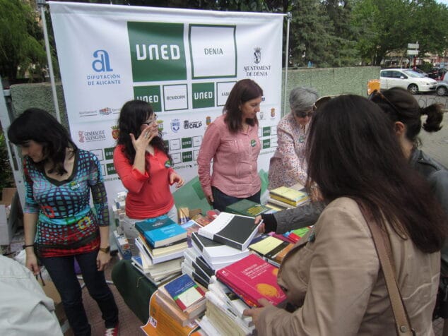 Celebración solidaria del Día del Libro en la UNED de Dénia 07
