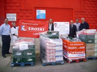 Eroski entrega los alimentos recogidos en el Sopar de Germanor solidario al banco de alimentos de Dénia