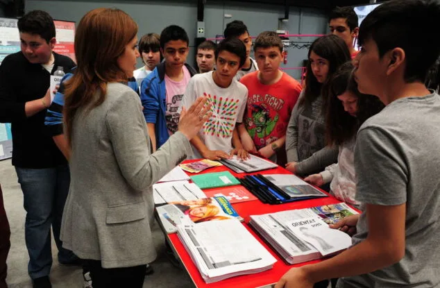 Los estudiantes dianenses se preocupan por las salidas profesionales de los grados medios y superiores 2 Feria del Estudiante en Dénia 02
