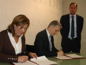 Firma del convenio para la creación de la Oficina de promoción empresarial en Dénia
