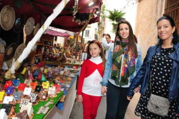 Marta y Rocío inauguran la Fira Modernista de dénia 01