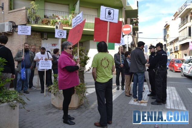 Protesta de la PAH frente a la sede del PP en Dénia 01