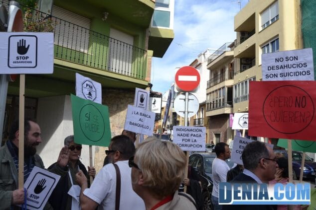 Protesta de la PAH frente a la sede del PP en Dénia 02