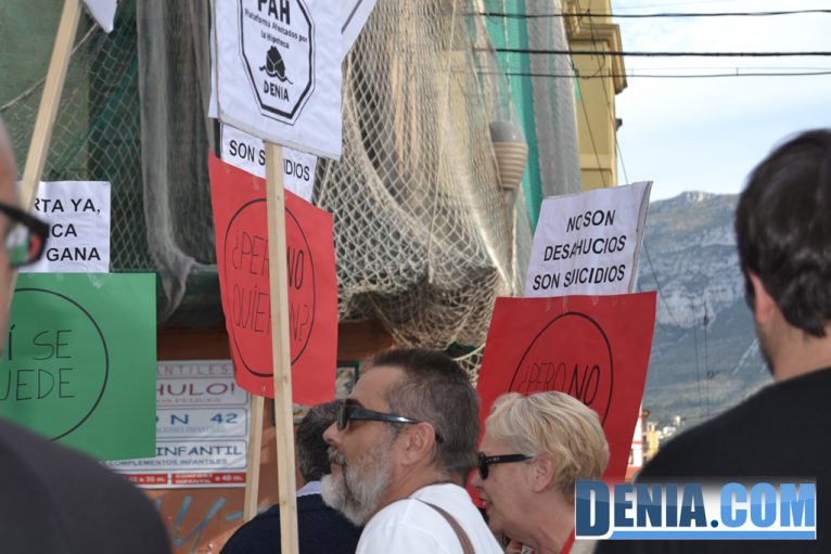 Protesta de la PAH frente a la sede del PP en Dénia 03