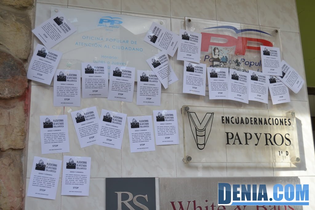 Protesta de la PAH frente a la sede del PP en Dénia 04