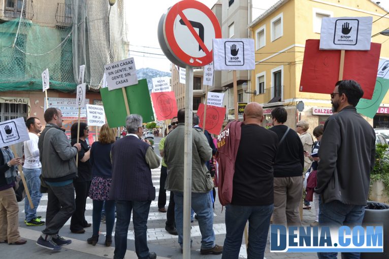 Protesta de la PAH frente a la sede del PP en Dénia 05
