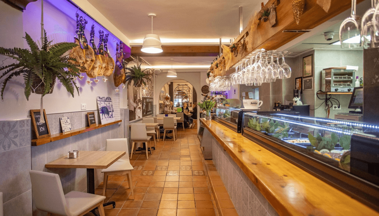 Barra de taberna tradicional para disfrutar del auténtico tapeo nacional