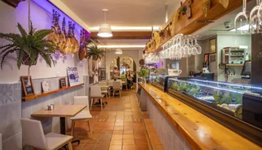 Barra de taberna tradicional para disfrutar del auténtico tapeo nacional