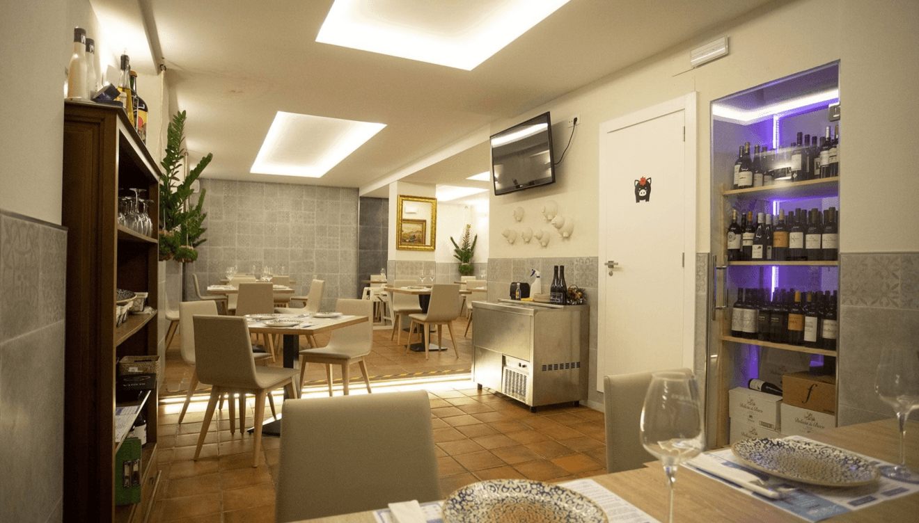 Comedor acogedor con decoración tradicional castellana en El Jamonal de Ramonet