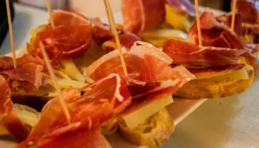 Experiencia de tapeo ibérico y vino español en El Jamonal de Ramonet