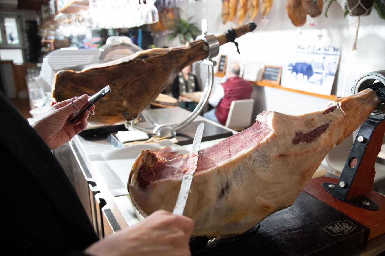 Jamón cortado a cuchillo en Dénia - El Jamonal de Ramonet