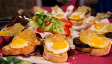 Raciones variadas de picoteo tradicional en mesa de El Jamonal de Ramonet