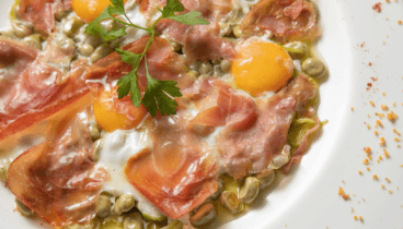 Selección de tapas tradicionales españolas en la barra de El Jamonal de Ramonet