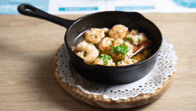Imagen: Tapas españolas elaboradas con productos frescos en la barra de El Jamonal de Ramonet