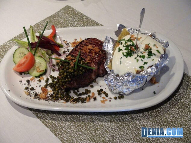 Almstübchen Dénia Bistec argentino con pimienta verde y patatas asadas con crema agria