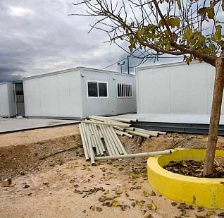 Barracones en el colegio de La Xara