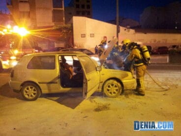 Coche incendiado en la avenida de Alicante de Dénia