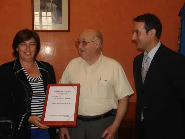 Entrega de las partituras del himno de la Santíssima Sang en Dénia 01