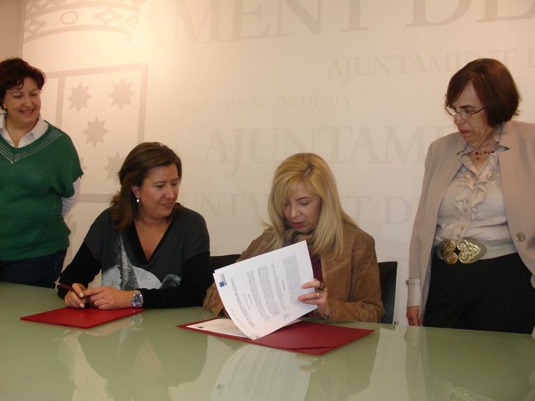Firma del convenio entre APROSDECO y el ayuntamiento de Dénia 02