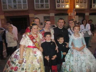 Los cargos 2014 de la Falla Centro asisten a la despedida de las FFMM de Dénia