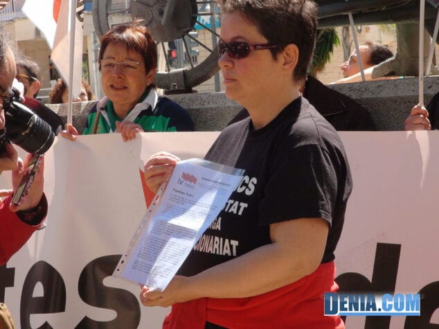 Manifestación 1 de mayo Representante del Colectvo Educativo de Pego lee un manifiesto