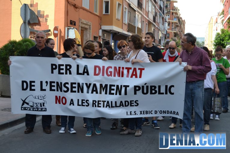 Manifestación en contra de los recortes en educación en Dénia 01