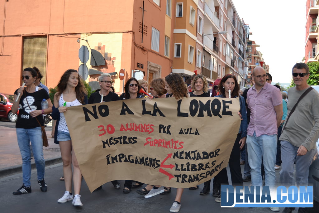 Manifestación en contra de los recortes en educación en Dénia 02