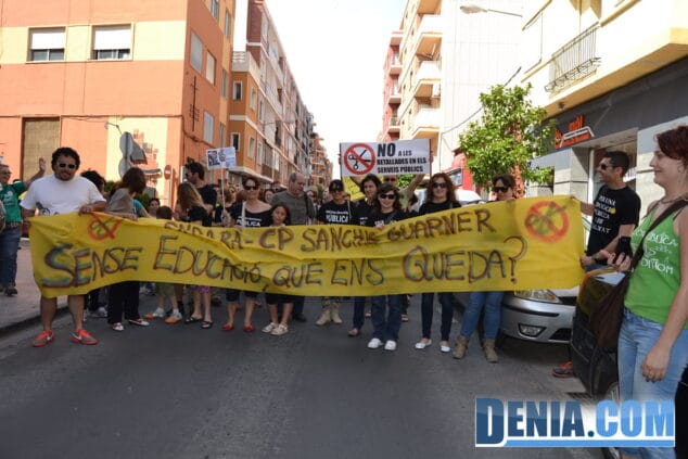 Manifestación en contra de los recortes en educación en Dénia 03