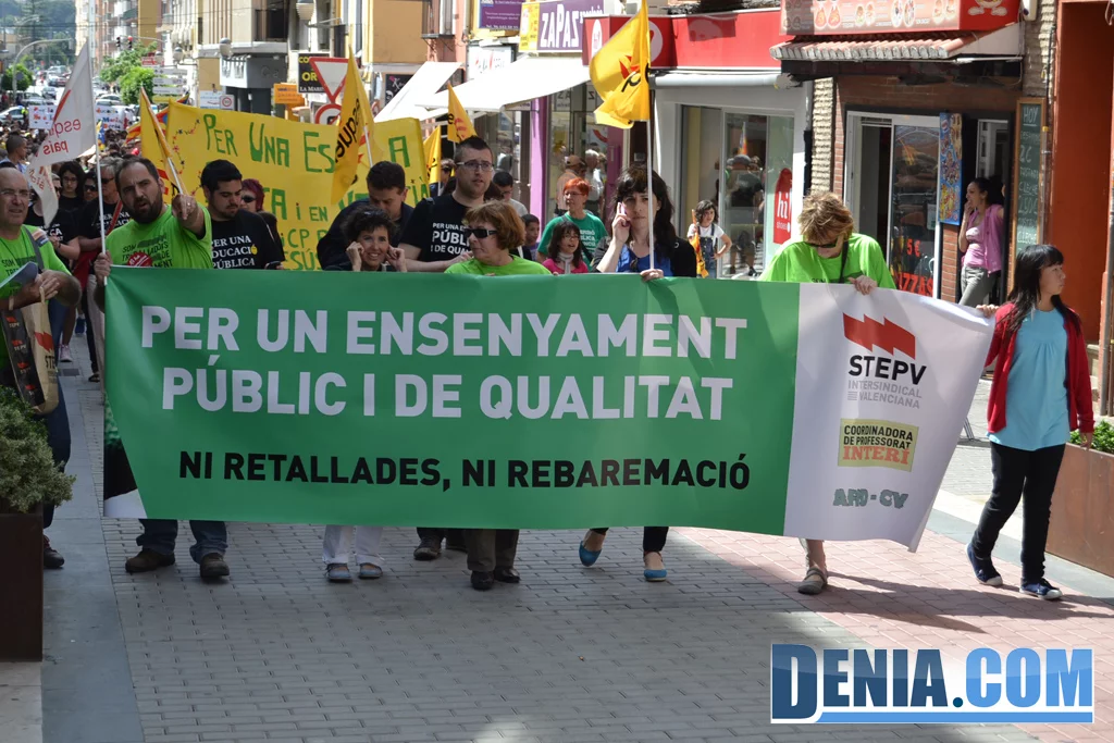 Manifestación en contra de los recortes en educación en Dénia 06