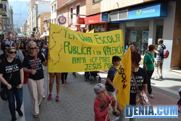 Manifestación en contra de los recortes en educación en Dénia 07
