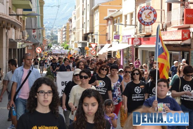 Manifestación en contra de los recortes en educación en Dénia 08