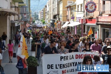 Manifestación en contra de los recortes en educación en Dénia 09