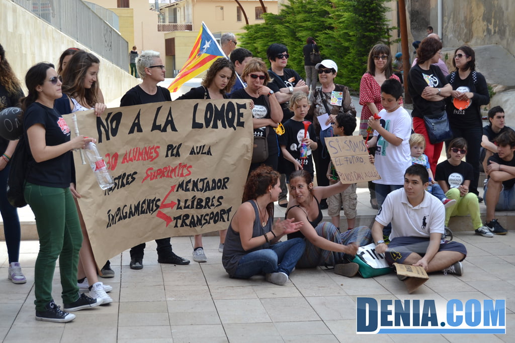 Manifestación en contra de los recortes en educación en Dénia 12