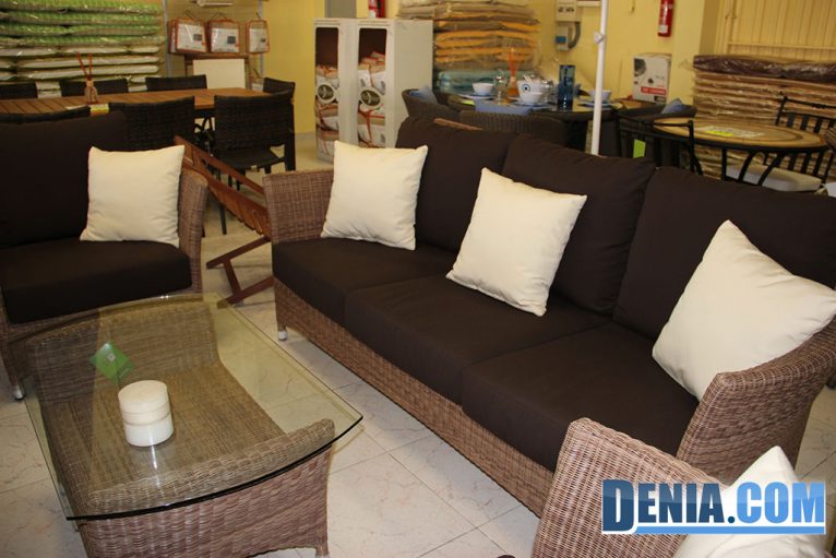 Mobelsol Dénia, conjunto terraza de sofá, mesa baja y sillones en marrón