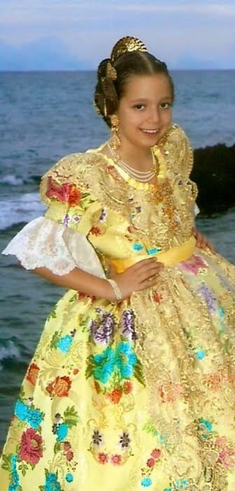 Cinco jóvenes y ocho niñas quieren ser las Falleras Mayores de Dénia 2014 7 Paula Serrat Calafat Falla Saladar