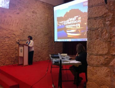 Pepa Font explica en una ponencia la importancia de la Gamba Roja de Dénia