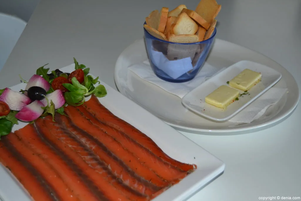Plato de salmón ahumado de Ca Nano