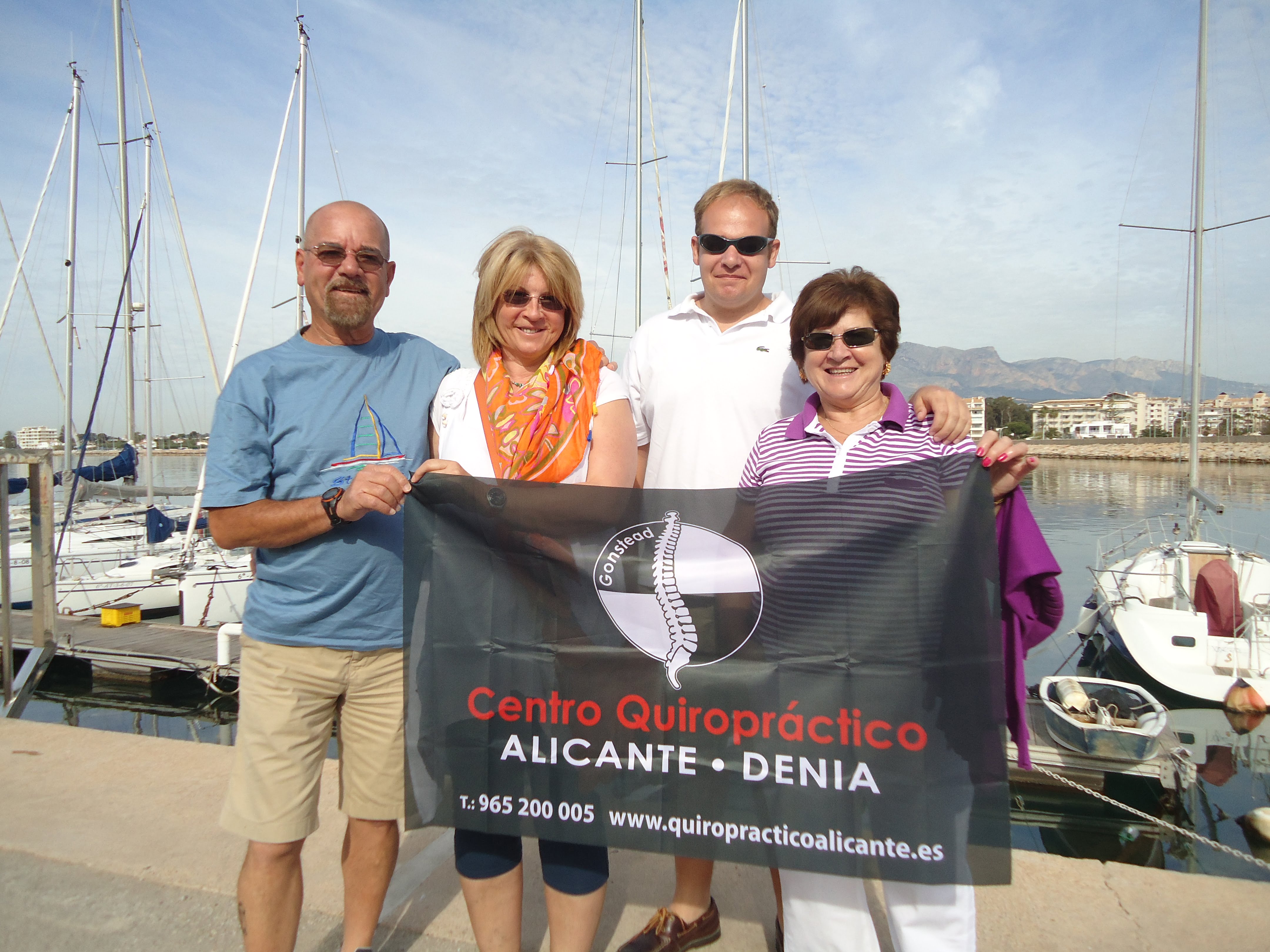 Primer grupo de pacientes de Centro Quiropráctico Dénia que se beneficia del premio de un paseo en velero