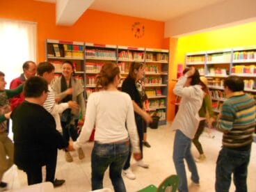 Usuarios de APROSDECO en el cuentacuentos de la Biblioteca Infantil 01