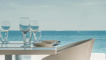 disfruta en familia o con amigos en este restaurante frente al mar