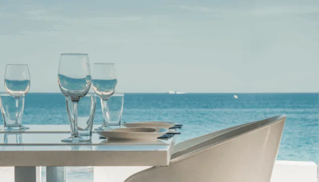 disfruta en familia o con amigos en este restaurante frente al mar