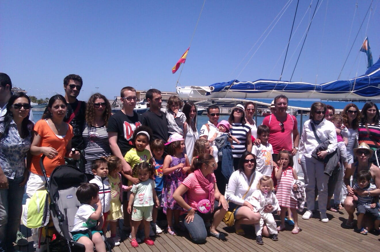 Escoleta El Castellet, padres y alumnos en la excursión en catamarán a Jávea
