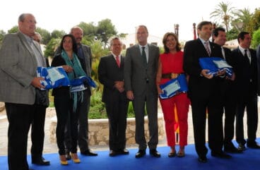 La alcaldesa de Dénia recoge las banderas azules de las playas de la ciudad 03
