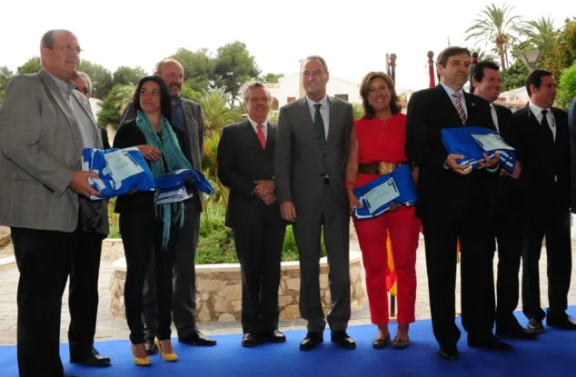 La alcaldesa de Dénia recoge las banderas azules de las playas de la ciudad 03