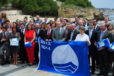 La alcaldesa de Dénia recoge las banderas azules de las playas de la ciudad 04