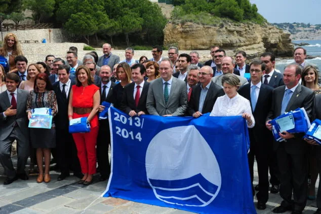 La alcaldesa de Dénia recoge las banderas azules de las playas de la ciudad 04
